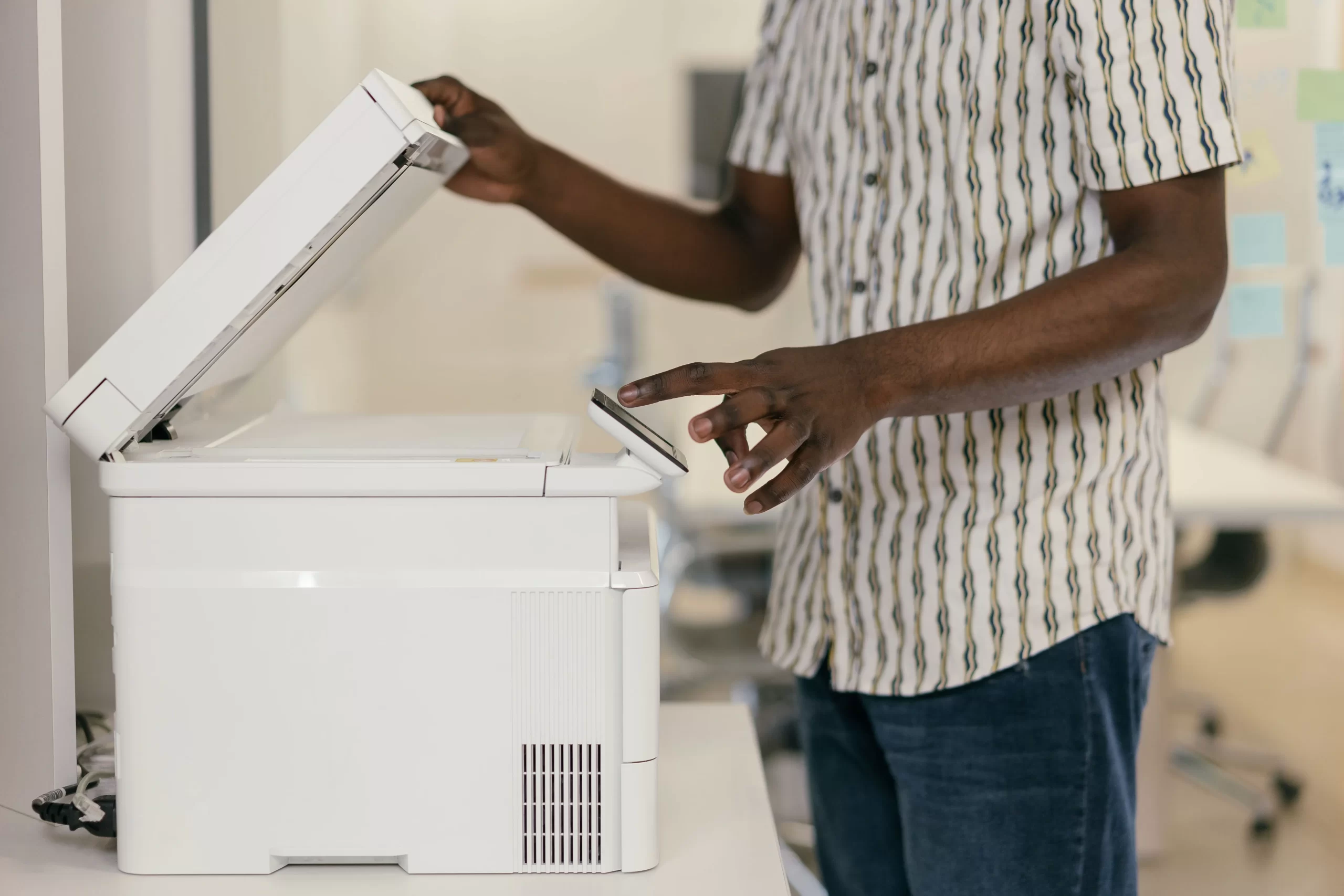 فريق طباعة يعمل على تجهيز مشروع مطبوعات احترافي